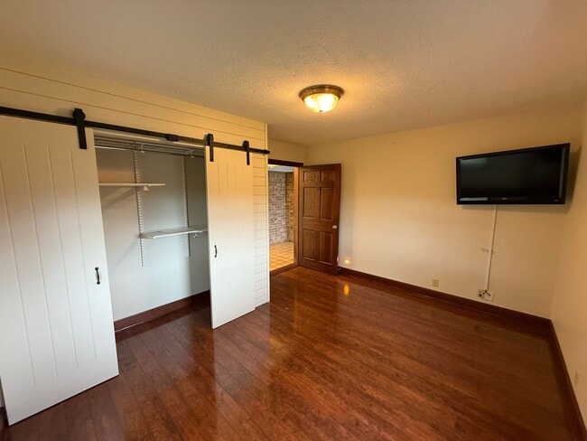 Building Photo - 3 Bedroom, 2 Bathroom House for Rent