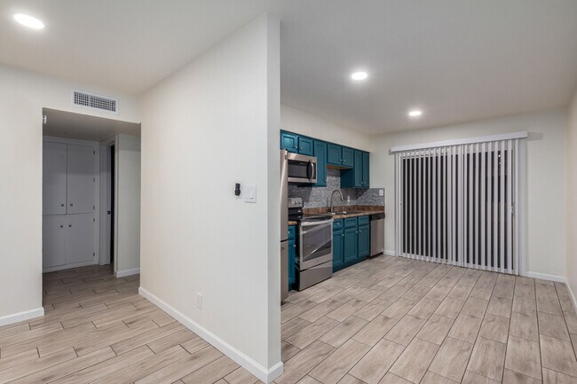 Building Photo - 5107 N 28th Dr
