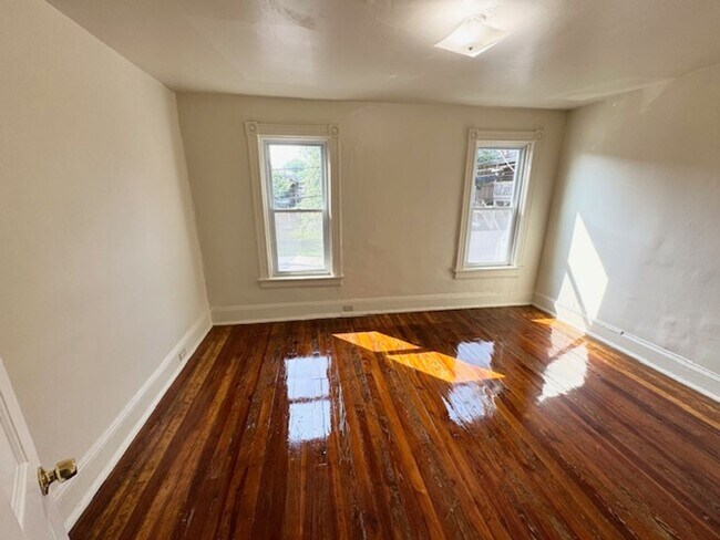 Building Photo - 4 Bedroom Townhome