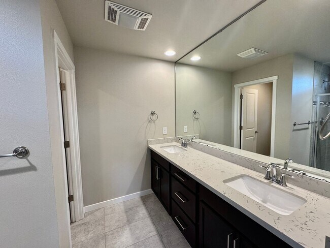 Building Photo - Village Crest Townhome!!!