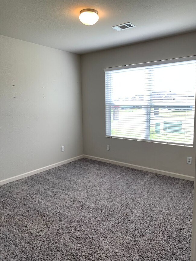 Building Photo - Newer 4bed/2bath home near ASU and NEA Hos...