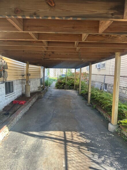 Building Photo - 100 W Adams St