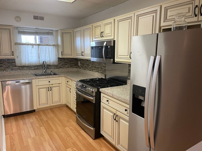 Building Photo - Newly Renovated Condo For Rent in Quaker V...