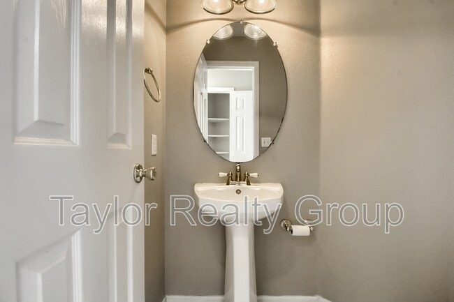 Building Photo - 13460 Vine St