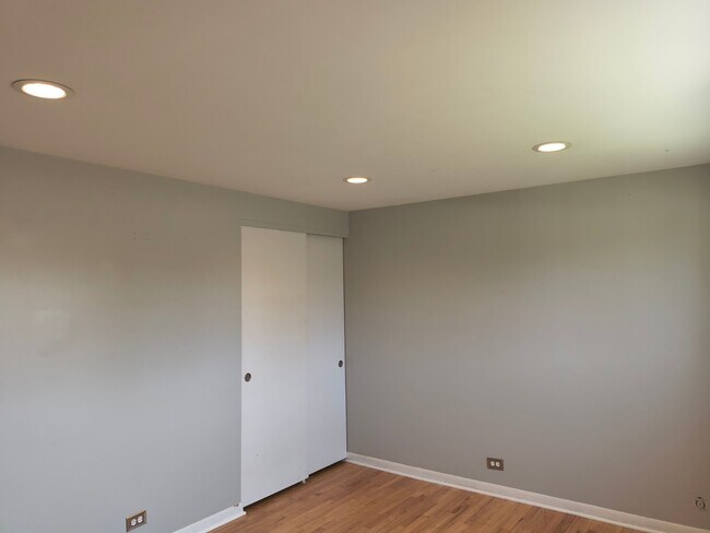 Building Photo - 1719 W Lexington Dr