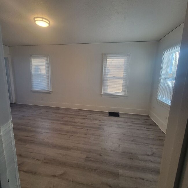 Building Photo - $900 2 Bedroom 1 Bathroom Home