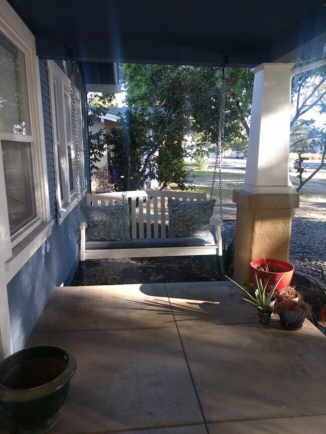 Building Photo - Craftsman Style Dream near Downtown