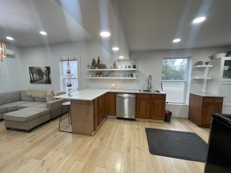 Building Photo - 419 S Mill St