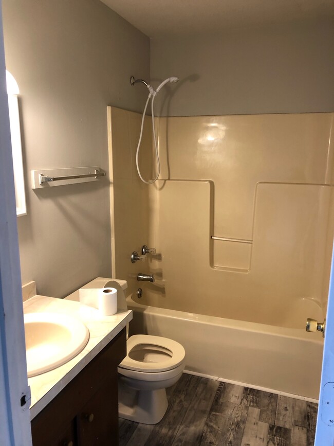 Building Photo - 123 Holly Ct