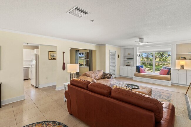 Building Photo - 2BR | 2Bath Central Sarasota Townhouse