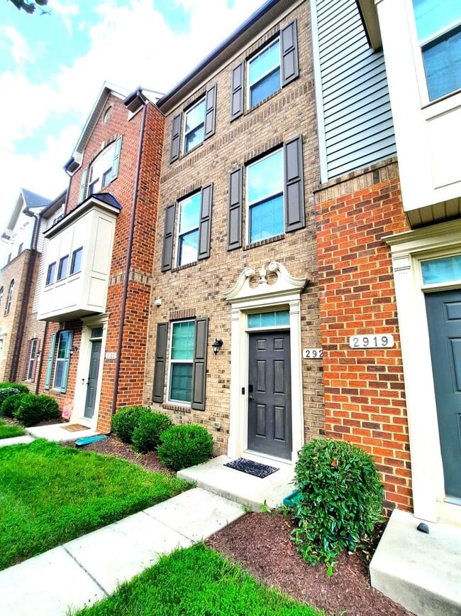 Building Photo - 3BR/3BA TH with Luxury Upgrades + Tesla Ch...
