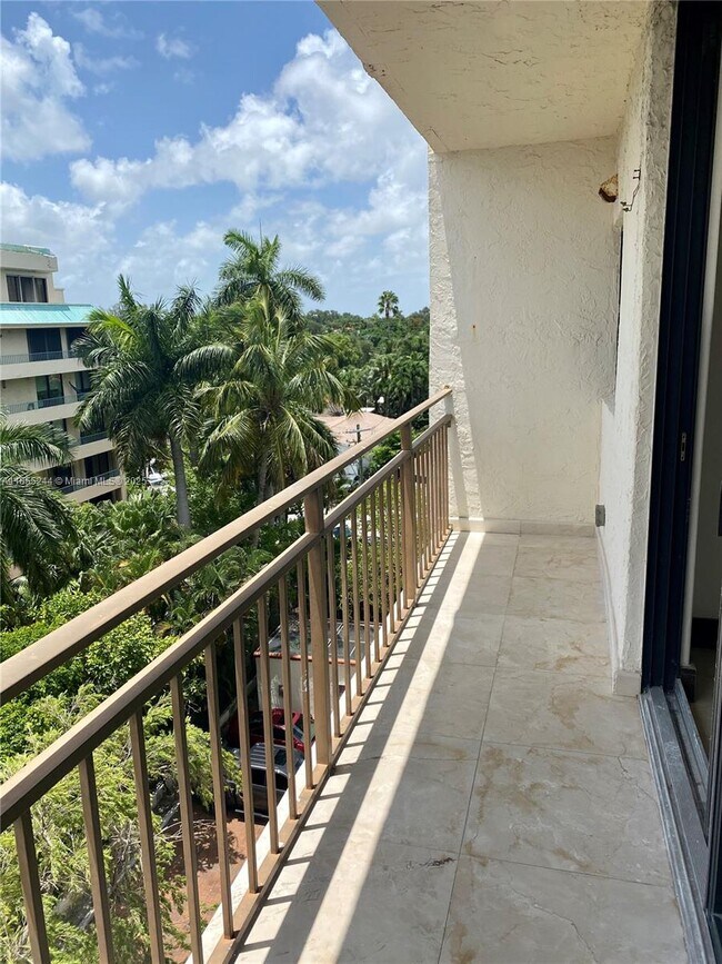 Building Photo - 1632 S Bayshore Ct