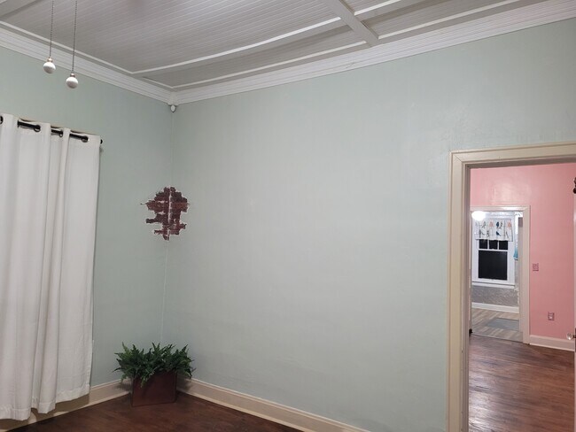 Building Photo - 1121 Elm St