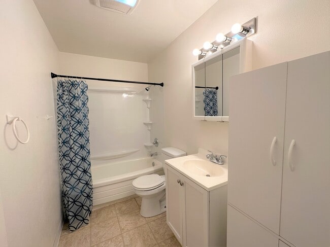 Building Photo - 800 S 3rd W St