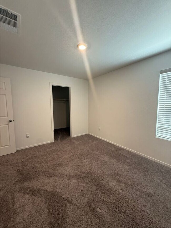 Building Photo - 3-Bed, 2.5-Bath Townhome in North Reno
