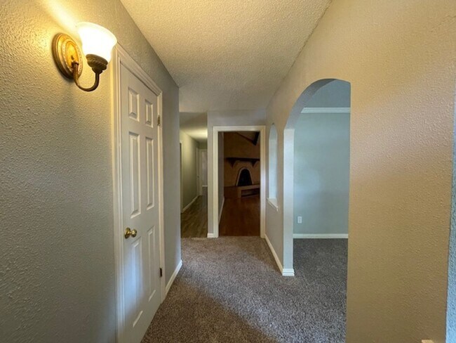 Building Photo - 220 Shady Lake Dr