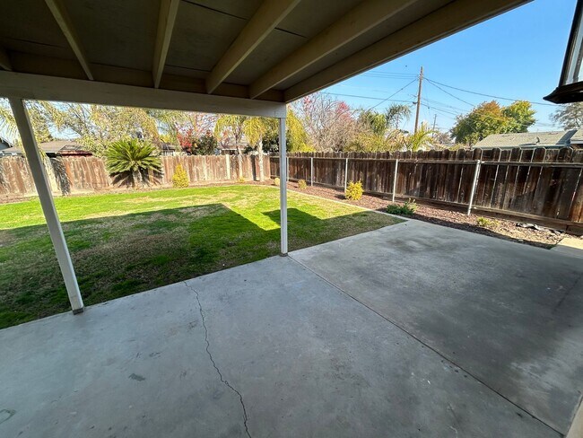 Building Photo - 3 bedroom 2 bathroom in SW Visalia
