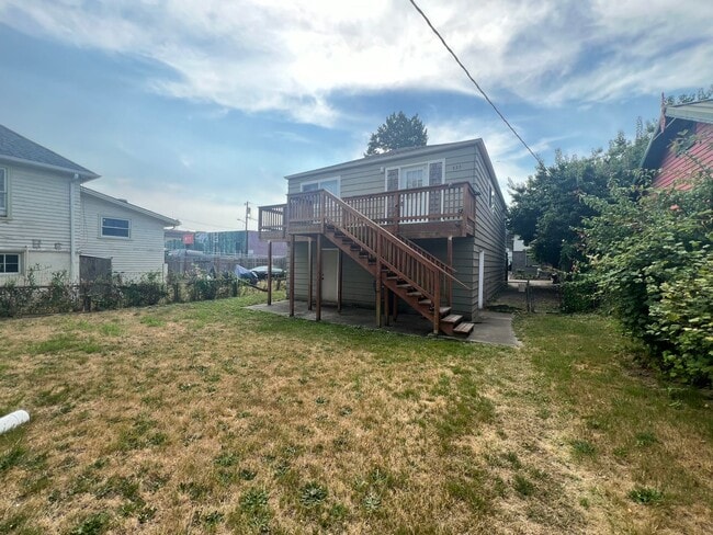 Building Photo - Blocks to the Ferry, Shipyard, Manette & More! 2 BR Available in DT Bremerton!