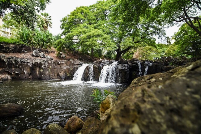 Building Photo - Rarely Available 2BR / 2.5Bath / 2 Parking Carport with 2 Storage Lockers at Nuuanu Streamside!