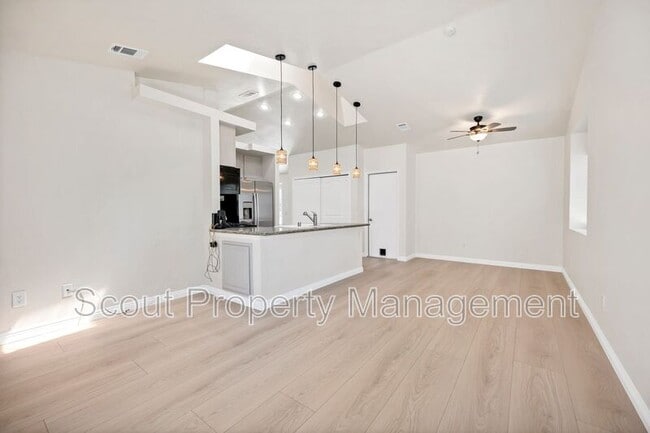 Building Photo - 39149 Rising Hill Dr