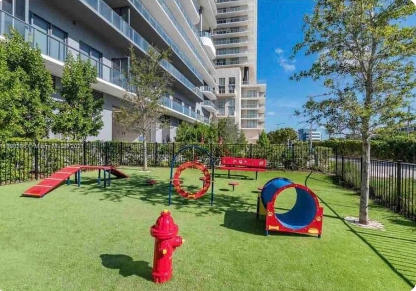 Building Photo - 121 NE 34th St