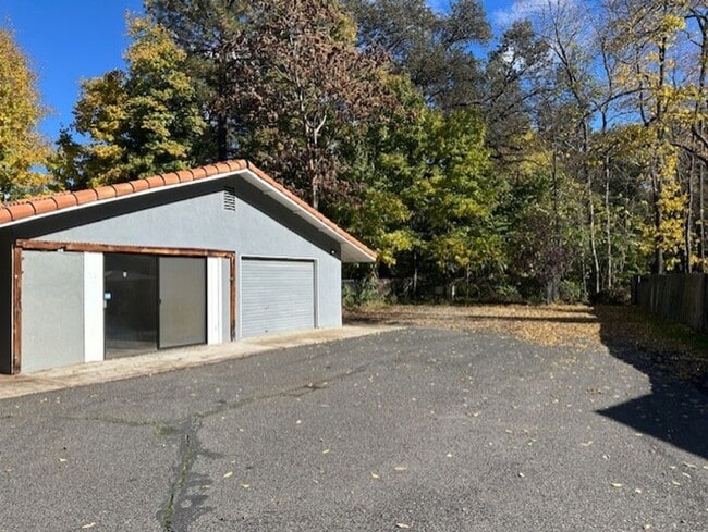 Building Photo - INCREDIBLE LOCATION!!! Quaint and Quiet and Roomy!