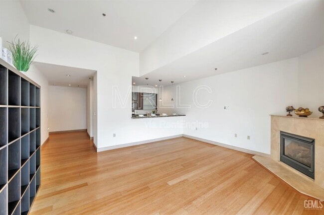 Building Photo - 368 Elm St