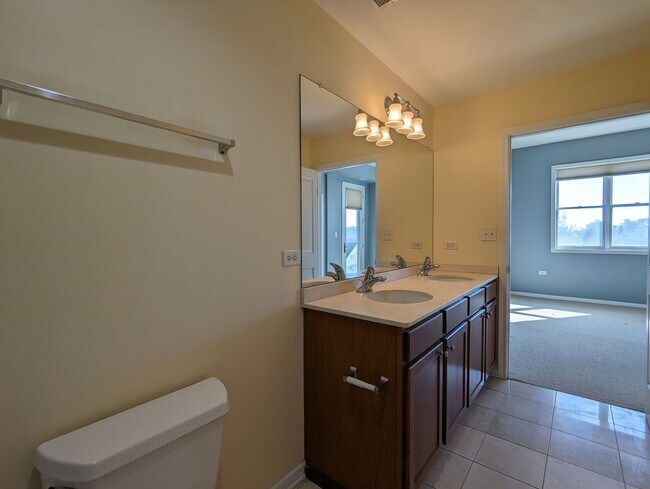 Building Photo - 828 W Grace St