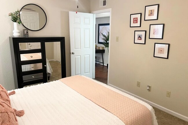 Building Photo - Modern Comfort Meets Relaxed Humble Vibes