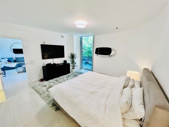 Building Photo - 1 Collins Ave