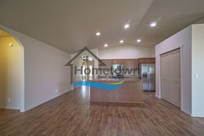Building Photo - 3 Bedroom 2 Bathroom Home with Attached 2 ...