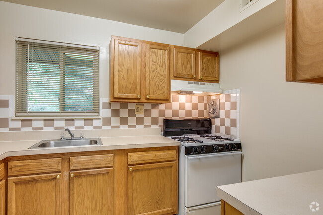 2BR, 1BA - 775SF - Admiral Farragut