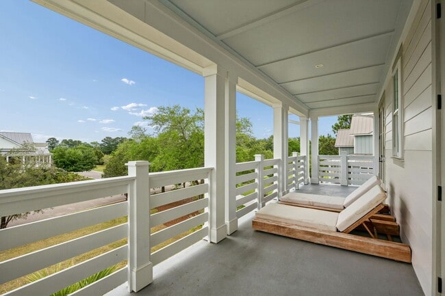 Building Photo - Beautiful 5 Bedroom Marshside Home