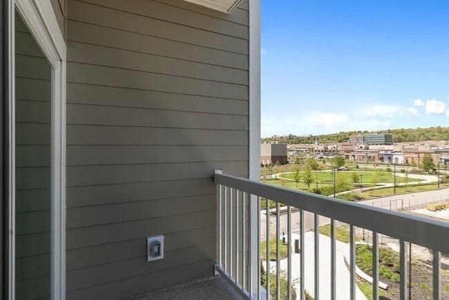 Building Photo - 120 University