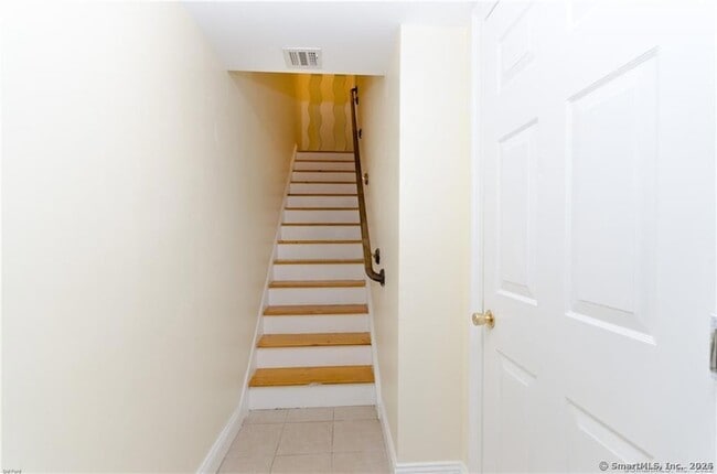 Building Photo - 527 W Thames St