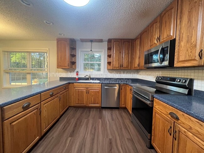 Building Photo - 6004 Players Pl