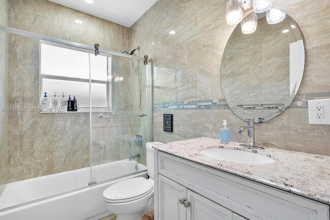 Building Photo - 2541 NE 195th St