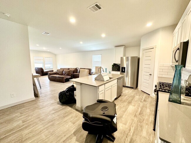 Building Photo - 14510 Rain Tree Dr