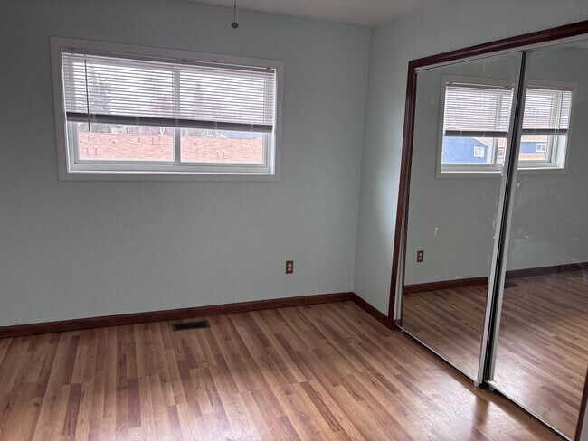 Building Photo - Perfectly Located 2 Bed/1.5 Bath Eagle River Condo!