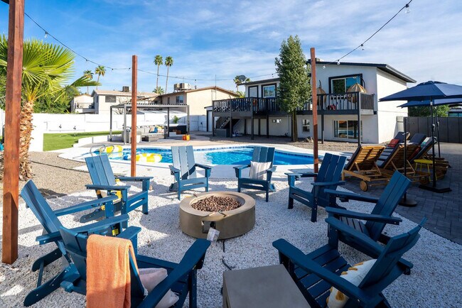 Building Photo - 4530 W Paradise Dr