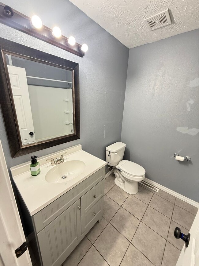 Building Photo - 4 Bed 2 Bath Springfield, MO