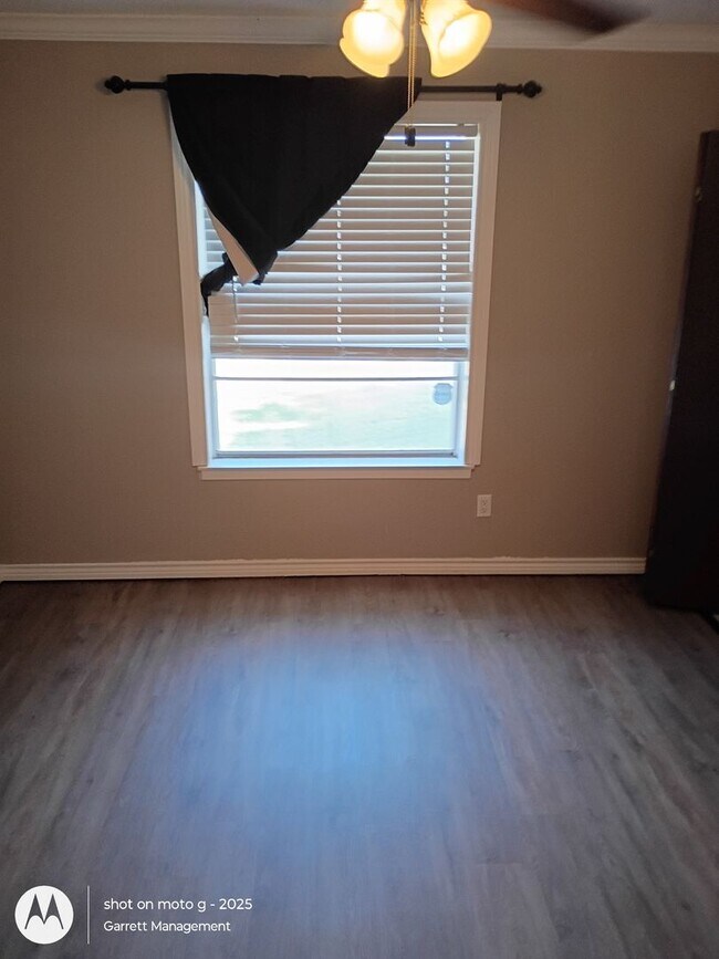 Building Photo - Split level home in West Lampasas