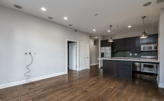 Building Photo - River North Stunning Furnished 2b2b Apartment