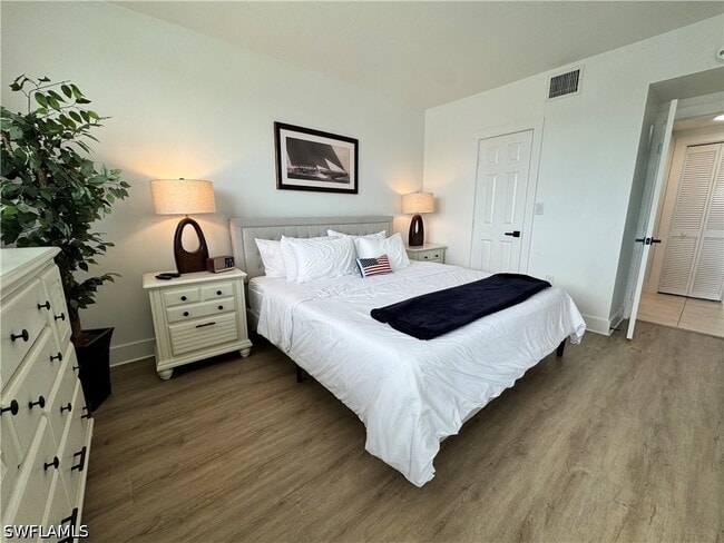 Building Photo - 801 River Point Dr