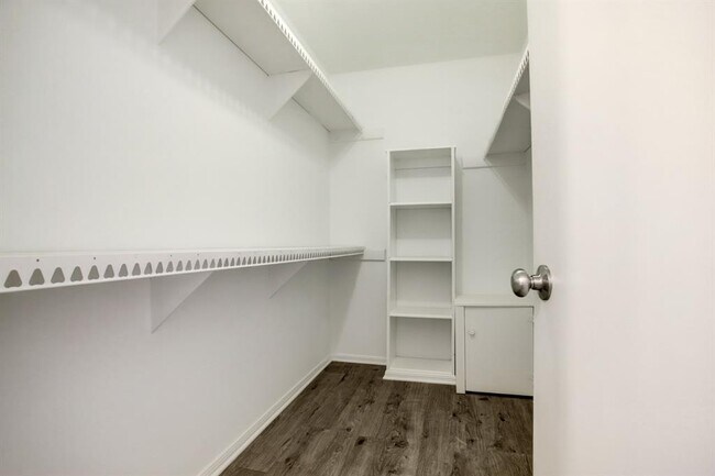 Building Photo - 353 N Post Oak Ln