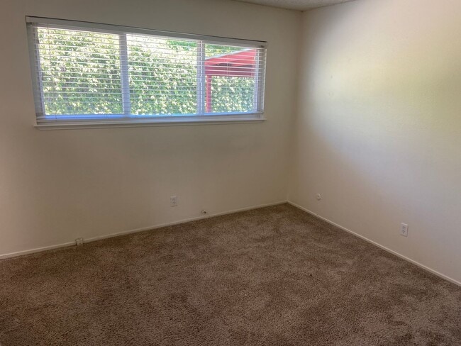 Building Photo - Single Story 3 bdrm 2 bath