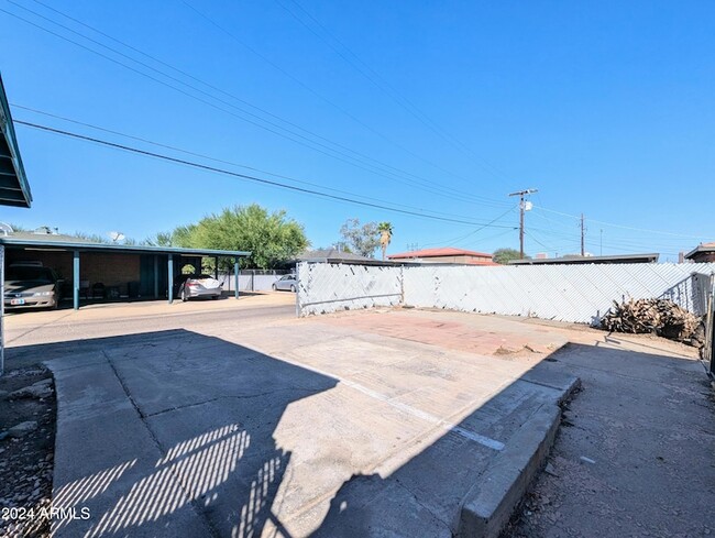 Building Photo - 1314 W Whitton Ave