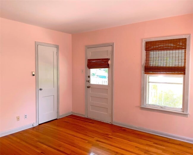 Building Photo - 513 E 46th St