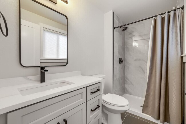 Building Photo - Bright & Charming 4bed/2.5bath in Desirable Edmonds Neighborhood!