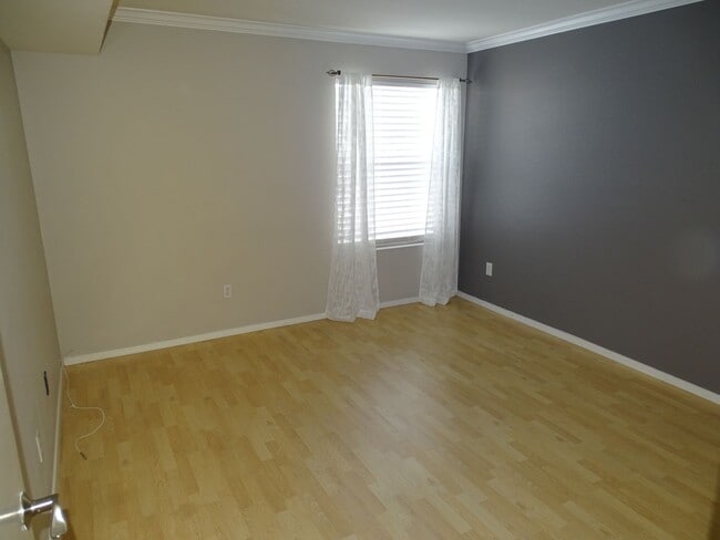 Building Photo - Well Cared For 1 Bed, 1 Bath 2nd Floor West Side Condo